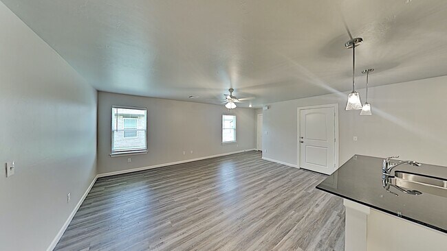 Building Photo - 2 Bedroom 2 Bathroom 2 Car Garage Duplex w...