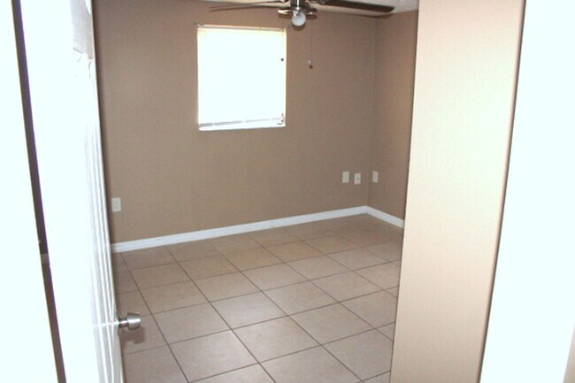 Building Photo - 7140 Bellaire Terrace