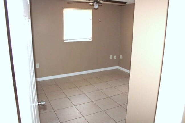 Building Photo - Updated Duplex unit