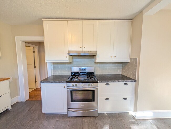 Building Photo - West Asheville Cottage-Long Term Rental