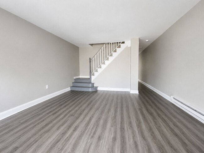 Building Photo - Spacious 3-Bedroom Rental with Front Porch, Backyard & Basement