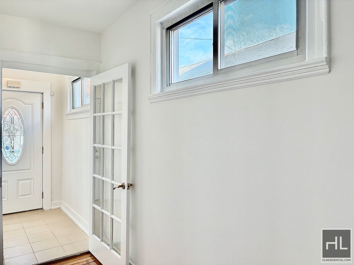 Building Photo - Large 2.5 bed 2 bath duplex with in unit W/D, Private Yard, Shed & Parking Available for an addit...