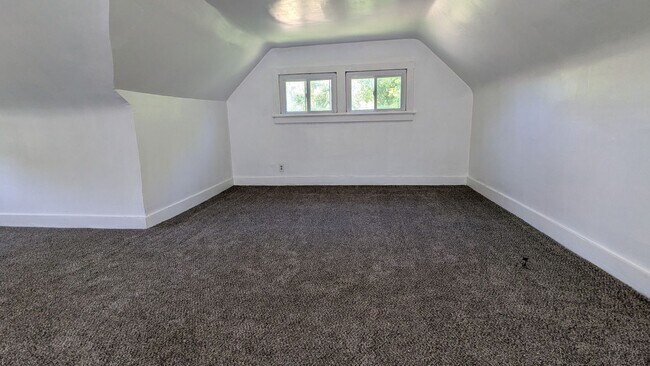 Building Photo - Spacious 4-bedroom, 1.5-bath home in Akron