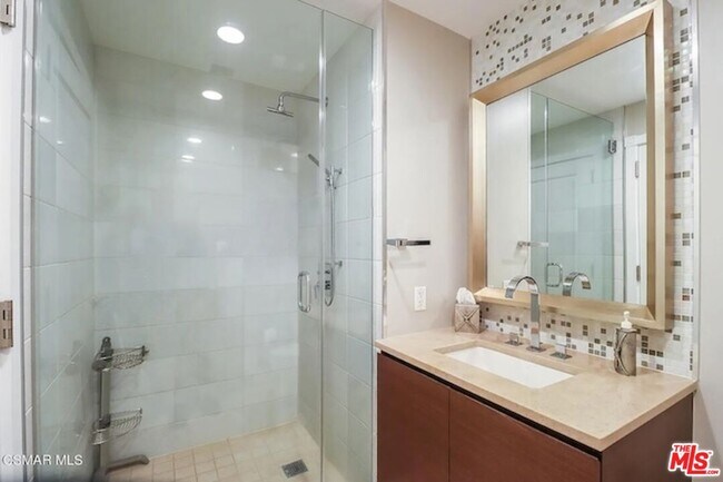 Building Photo - 900 W Olympic Blvd