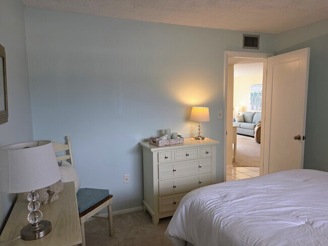 Building Photo - 4650 Cove Cir