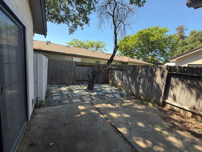 Building Photo - Great Townhome!