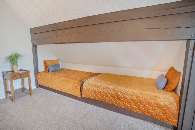 Building Photo - SKI LEASE:  Family Home with 1-Car Garage, Gas Fireplace, Bonus Room, Near Northstar