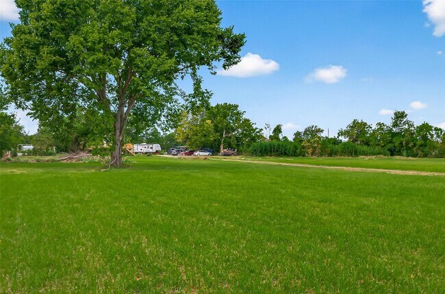 Building Photo - 6250 N Mallard Dr