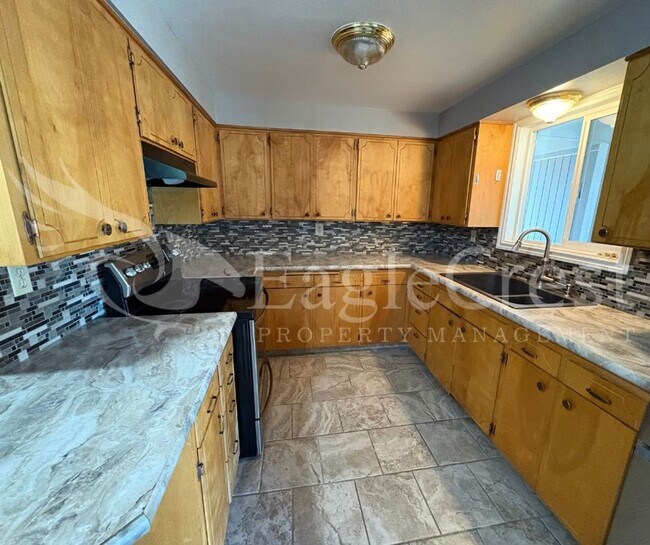 Building Photo - Three Bedroom, One Bathroom Home with Larg...