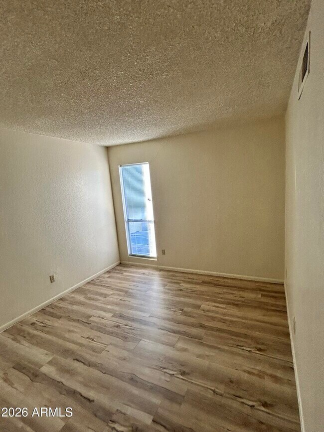 Building Photo - 2652 E Oakleaf Dr