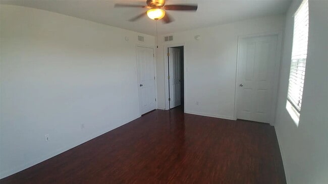 Building Photo - "Charming 1-Bedroom Condo Retreat in San Marcos – Perfect Comfort in 500 Sq Ft!"