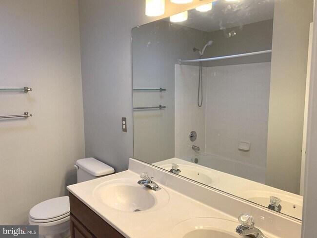 Building Photo - 3384 Governors Crest Ct