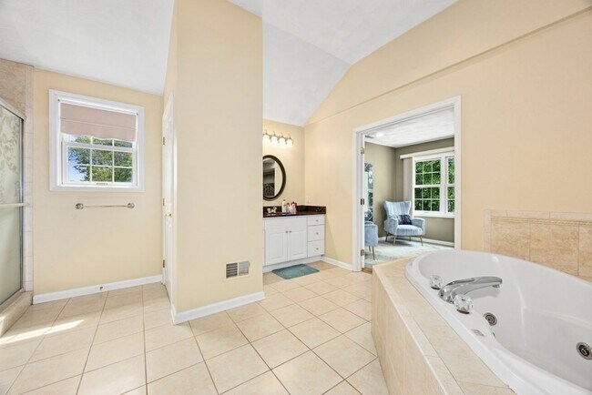 Building Photo - 2 Arrowhead Ln