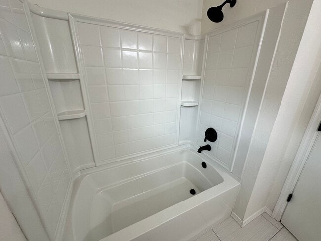 Building Photo - Beautiful 3bed/2bath House Available Near Tinker and Oklahoma Heart Hospital!