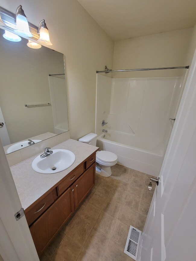 Building Photo - Spacious & Stylish 3-Bedroom Home in a Desirable Neighborhood!
