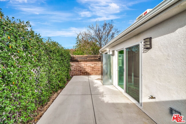 Building Photo - 10953 Whitegate Ave