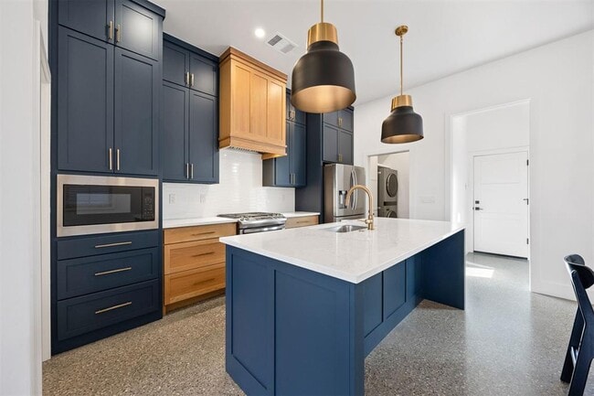 Building Photo - 966 Hangar Dr