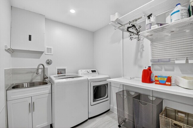 Building Photo - 2900 Greenbriar Blvd