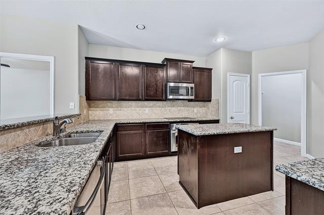 Building Photo - 405 Roger Graves Cir