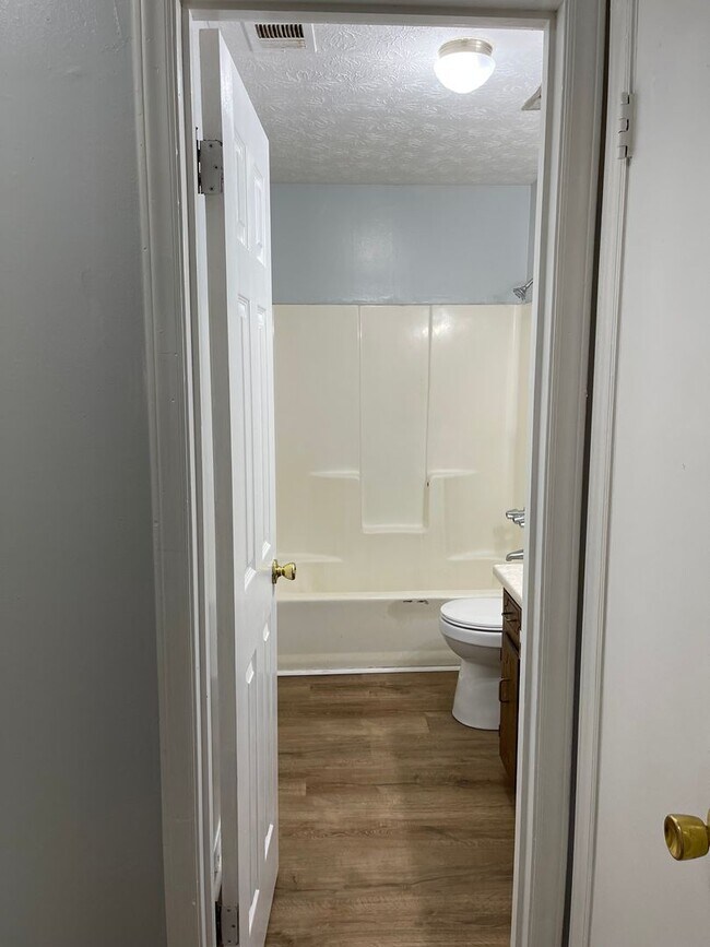 Building Photo - 2 Bedroom/ 1.5 Bathroom Duplex on Old Epps Bridge Rd!  Available early June!