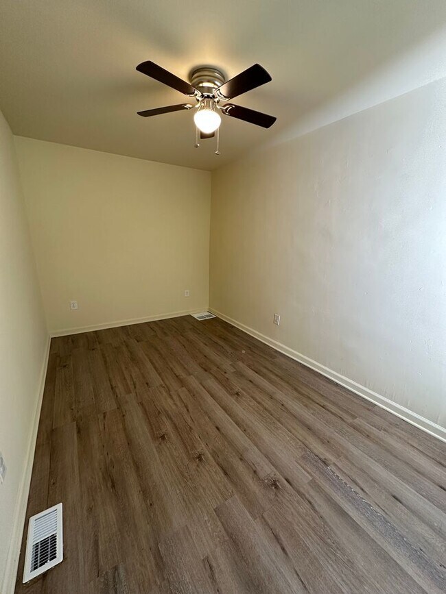 Building Photo - 2 Bed, 1 Bath. Section 8 Approved