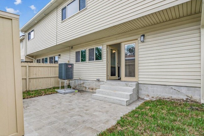 Building Photo - 8207 Kensington Square