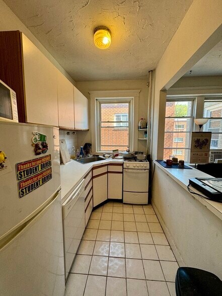 Building Photo - 229 Kelton St