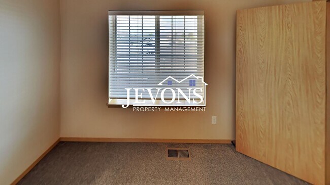 Building Photo - 708 N 29th Ave