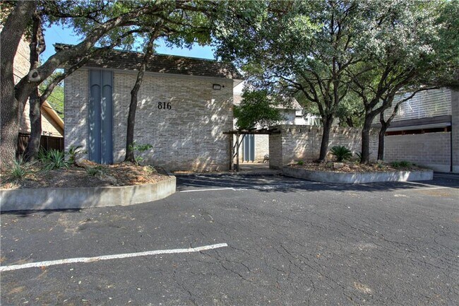 Building Photo - 816 W N Loop Blvd