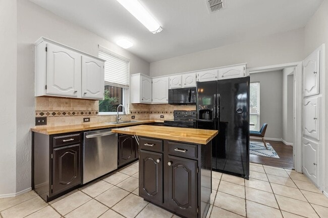 Building Photo - 10713 Alexandria Dr