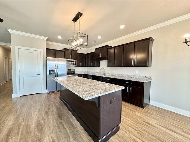 Building Photo - 921 NE Hts Ln