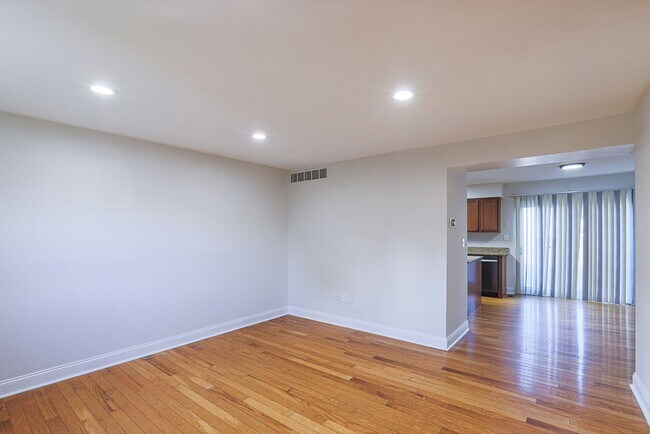 Building Photo - 14 Luffing Ct