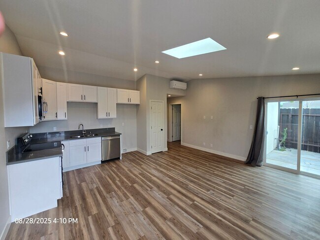 Building Photo - HAMILTON600