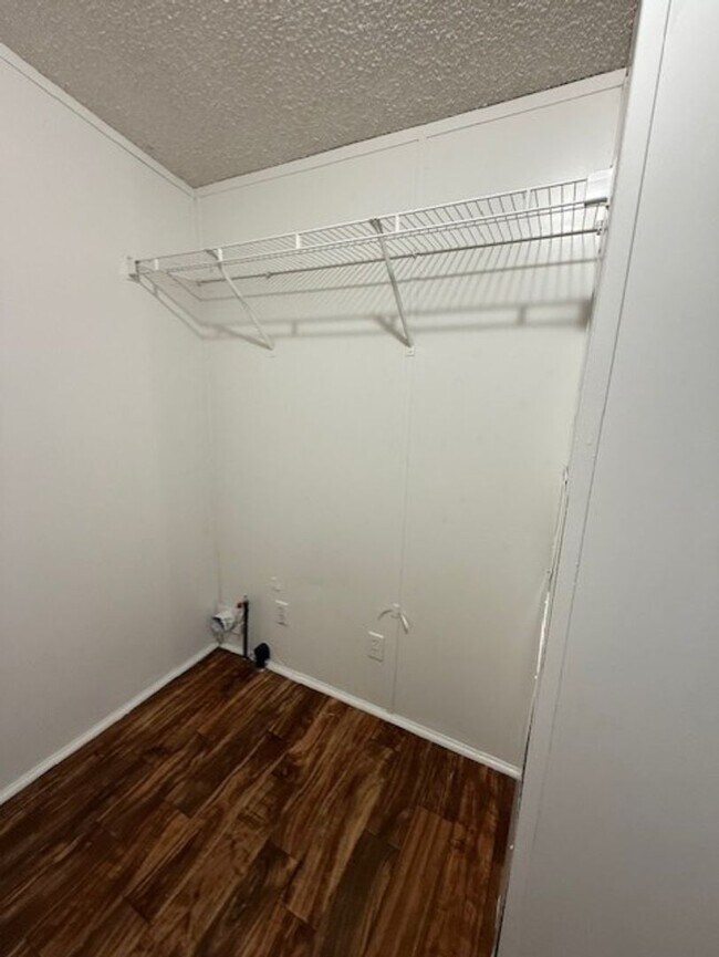 Building Photo - 3 Bedroom 2 Bath home contact Property Pros Property Management