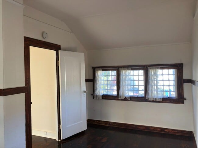 Building Photo - Historic 2-bedroom, 1.5 bath home in the h...