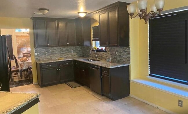 Building Photo - 10443 N Shadowdale Dr