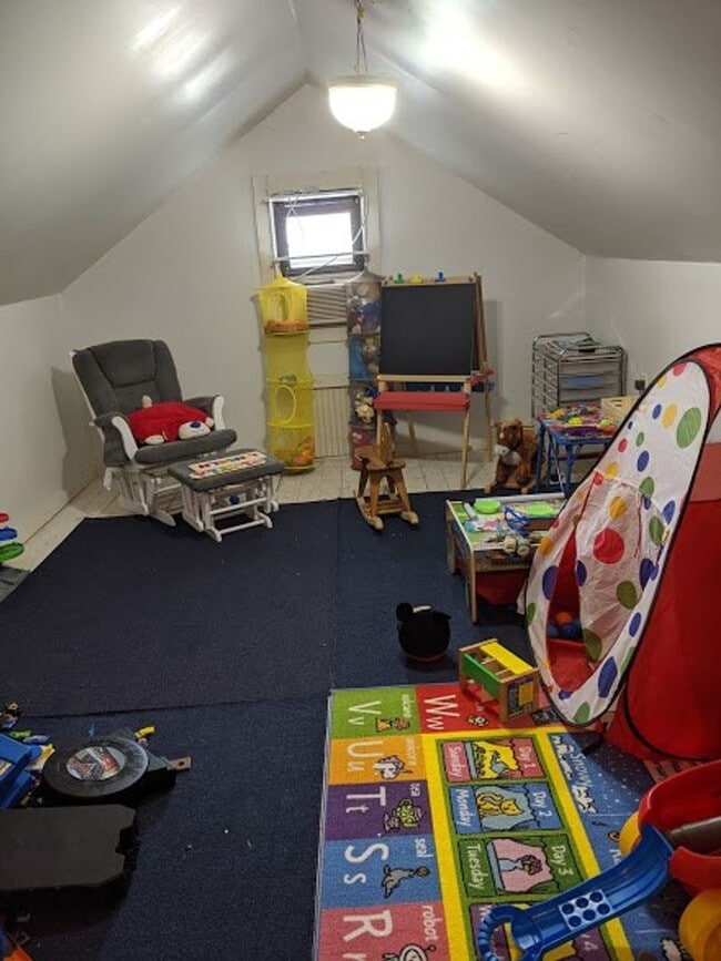 Building Photo - Spacious Single Family Home