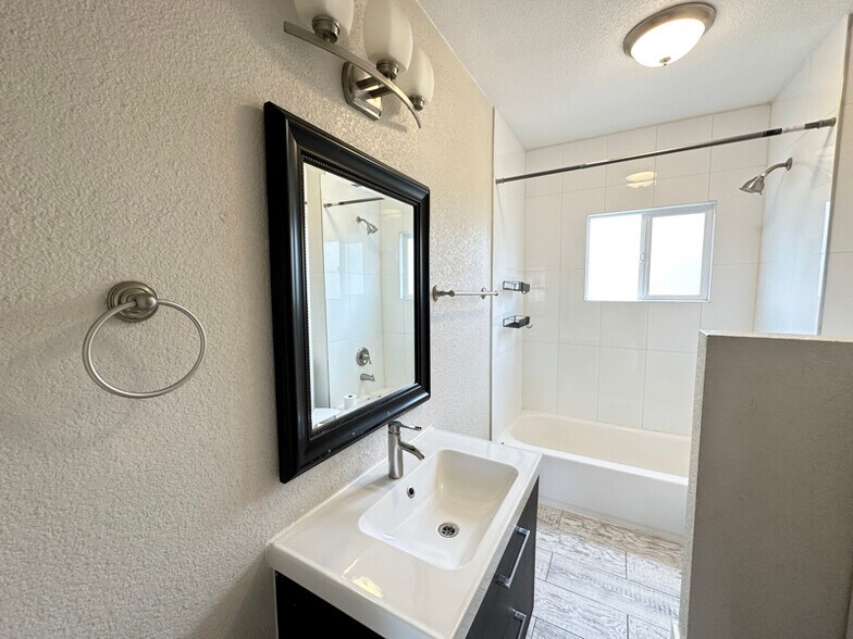 Building Photo - 1423 7th Ave