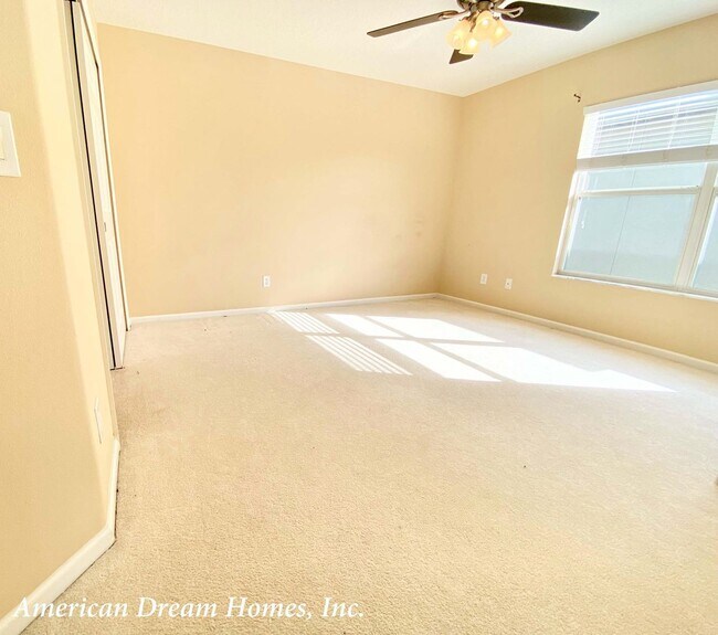 Building Photo - Beautiful Lake View Home!