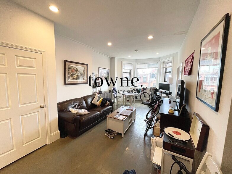 Primary Photo - 274 Newbury St