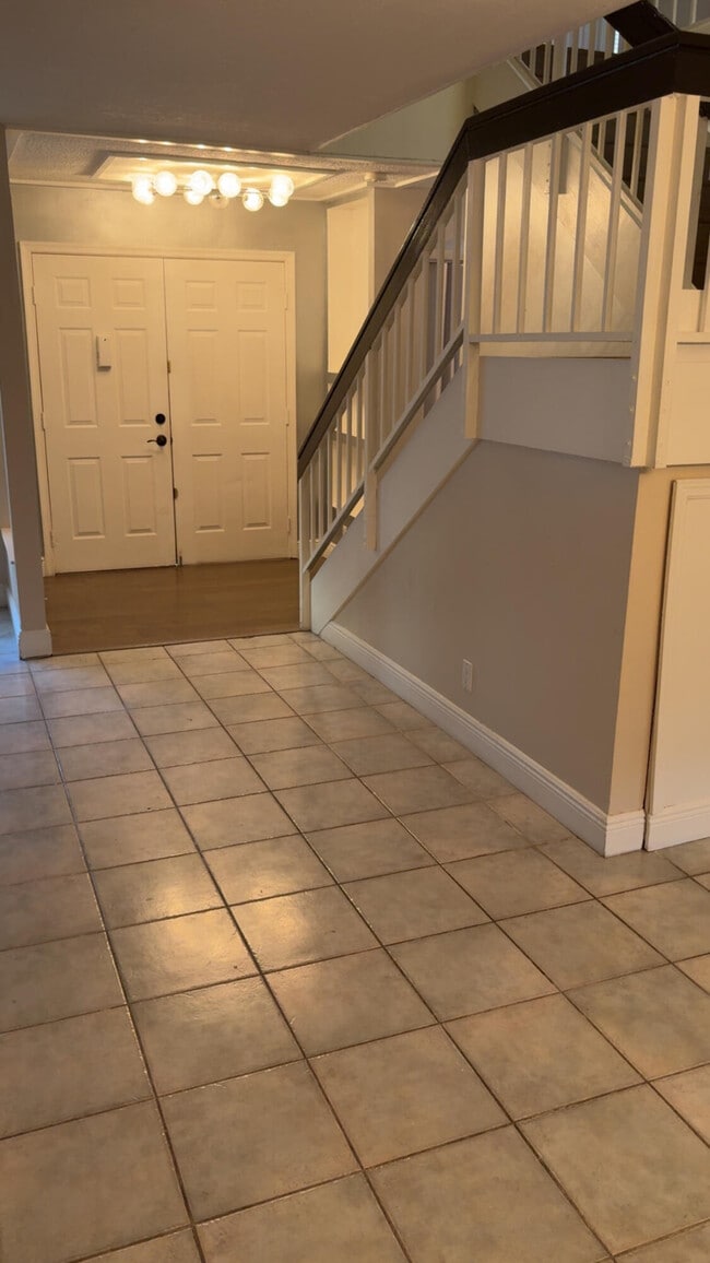 Building Photo - 5855 Northpointe Ln