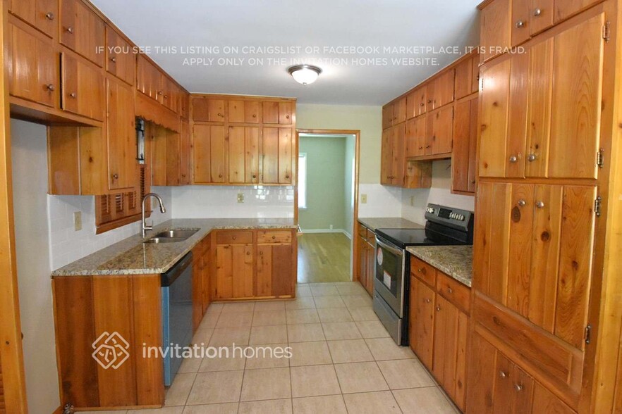 Building Photo - 1599 Knob Hill Dr NE
