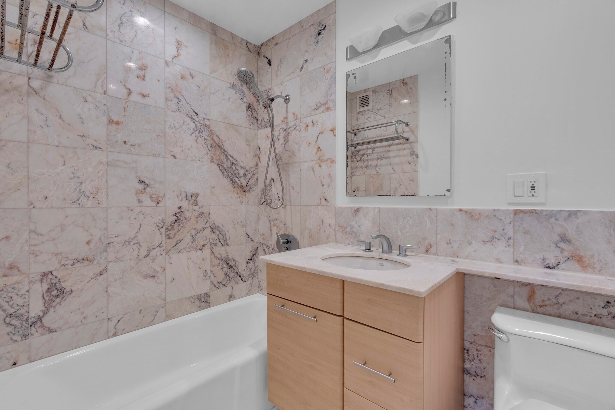 Building Photo - 65 E India Row