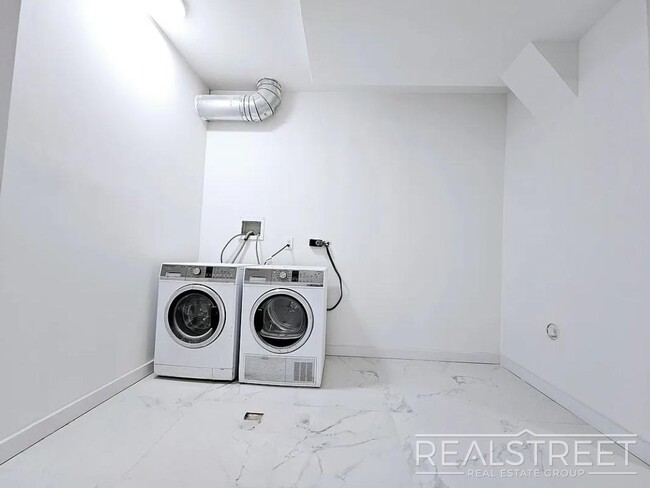 Building Photo - Massive 3,000+ Sq Ft 4BD/2BA Duplex with H...