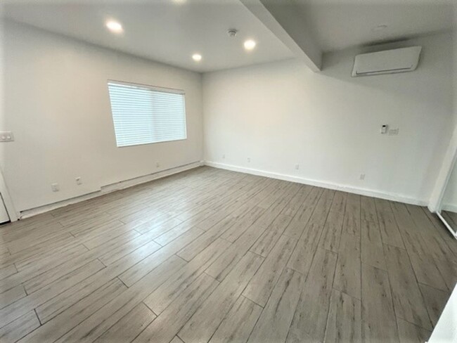 Building Photo - WONDERFUL NEW STUDIO UNIT IN QUIET LONG BE...