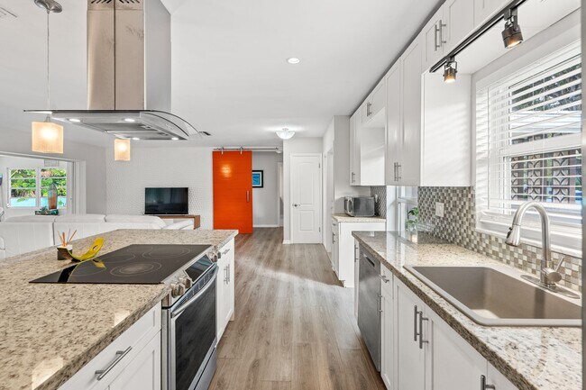 Building Photo - Single Family home on quiet street steps from the Intracoastal and Dining