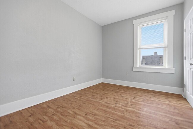 Building Photo - Kam316