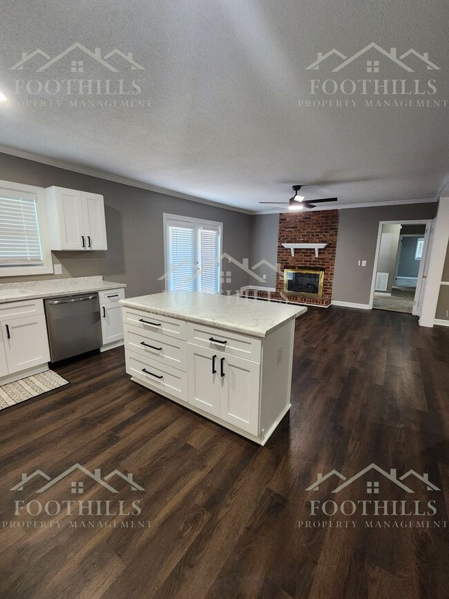 Building Photo - 3-Bedroom Home with Fresh Updates and Fenc...