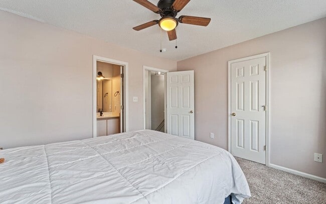 Building Photo - 2BR/2.5 Bath Townhome Minutes to Camp Lejuene