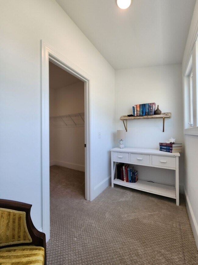 Building Photo - Home Available in Summerhouse on Everett Bay! Showings Coming Soon.